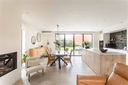 

In een rustige, doodlopende straat in Zomergem vind je deze energiezuinige (BEN) woning in charmante pastoriestijl, gebouwd in 2021. De woning is vo...