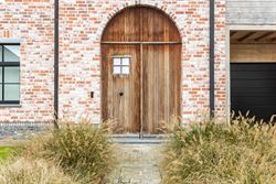 

In een rustige, doodlopende straat in Zomergem vind je deze energiezuinige (BEN) woning in charmante pastoriestijl, gebouwd in 2021. De woning is vo...