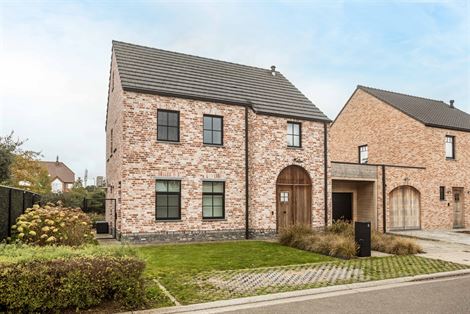 

In een rustige, doodlopende straat in Zomergem vind je deze energiezuinige (BEN) woning in charmante pastoriestijl, gebouwd in 2021. De woning is vo...