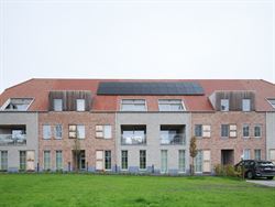 Wonen in het hart van Bachte-Maria-Leerne; waar modern comfort en dorpse charme elkaar ontmoeten.
Ontdek dit stijlvolle éénslaapkamerappartement in...