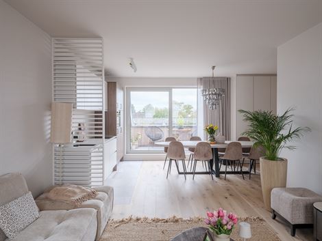 Wonen in het hart van Bachte-Maria-Leerne; waar modern comfort en dorpse charme elkaar ontmoeten.
Ontdek dit stijlvolle éénslaapkamerappartement in...