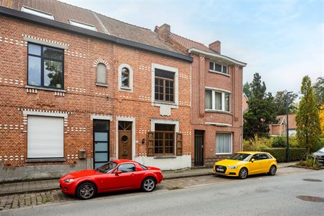 In een levendige en goed bereikbare buurt van Sint-Amandsberg vind je deze verrassend ruime gesloten bebouwing boordevol karakter. De woning uit de ja...