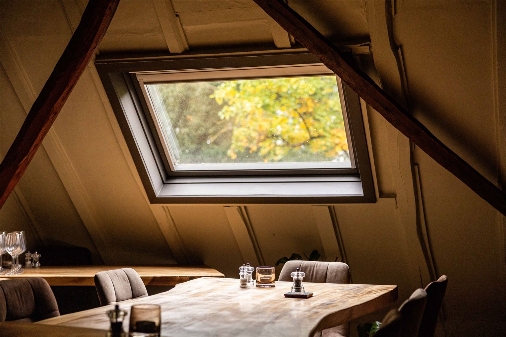 Een karaktervolle watermolen op een uitgestrekt domein van 17.025 m², idyllisch gelegen aan de Oossebeek, in een landelijke en groene omgeving. 
Dez...
