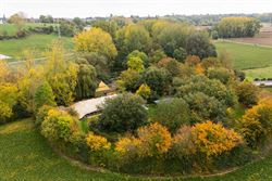 Een karaktervolle watermolen op een uitgestrekt domein van 17.025 m², idyllisch gelegen aan de Oossebeek, in een landelijke en groene omgeving. 
Dez...