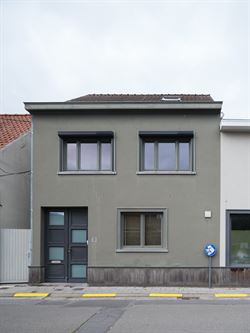 Welkom in deze verrassend ruime en instapklare woning in het centrum van Zelzate, gelegen in de Patronagestraat. Achter de klassieke lijstgevel schuil...