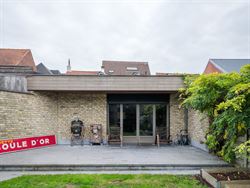 Welkom in deze verrassend ruime en instapklare woning in het centrum van Zelzate, gelegen in de Patronagestraat. Achter de klassieke lijstgevel schuil...