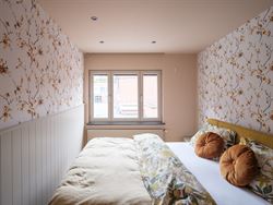 Welkom in deze verrassend ruime en instapklare woning in het centrum van Zelzate, gelegen in de Patronagestraat. Achter de klassieke lijstgevel schuil...