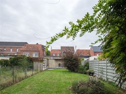 Welkom in deze verrassend ruime en instapklare woning in het centrum van Zelzate, gelegen in de Patronagestraat. Achter de klassieke lijstgevel schuil...