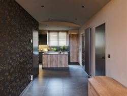 Welkom in deze verrassend ruime en instapklare woning in het centrum van Zelzate, gelegen in de Patronagestraat. Achter de klassieke lijstgevel schuil...