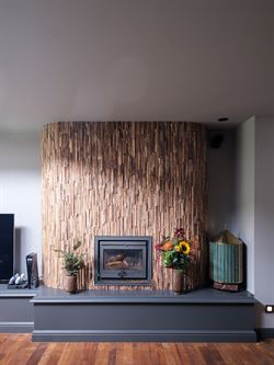 Welkom in deze verrassend ruime en instapklare woning in het centrum van Zelzate, gelegen in de Patronagestraat. Achter de klassieke lijstgevel schuil...