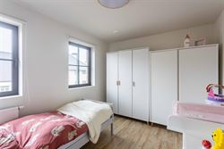 

In een rustige, doodlopende straat in Zomergem vind je deze energiezuinige (BEN) woning in charmante pastoriestijl, gebouwd in 2021. De woning is vo...