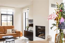 

In een rustige, doodlopende straat in Zomergem vind je deze energiezuinige (BEN) woning in charmante pastoriestijl, gebouwd in 2021. De woning is vo...