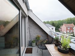 Wonen in het hart van Bachte-Maria-Leerne; waar modern comfort en dorpse charme elkaar ontmoeten.
Ontdek dit stijlvolle éénslaapkamerappartement in...