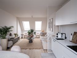 Wonen in het hart van Bachte-Maria-Leerne; waar modern comfort en dorpse charme elkaar ontmoeten.
Ontdek dit stijlvolle éénslaapkamerappartement in...