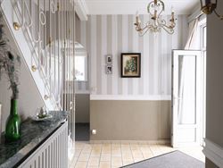 Ontdek deze uitzonderlijk charmante Franse villa in de rustige en residentiële Opperhofstraat in Drongen, op slechts enkele passen van het idyllische...