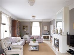 Ontdek deze uitzonderlijk charmante Franse villa in de rustige en residentiële Opperhofstraat in Drongen, op slechts enkele passen van het idyllische...