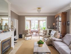 Ontdek deze uitzonderlijk charmante Franse villa in de rustige en residentiële Opperhofstraat in Drongen, op slechts enkele passen van het idyllische...