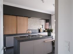 Welkom in deze stijlvol gerenoveerde en volledig instapklare woning op een perceel van 1.583 m², in het hart van Bottelare aan de poort van de Vlaams...