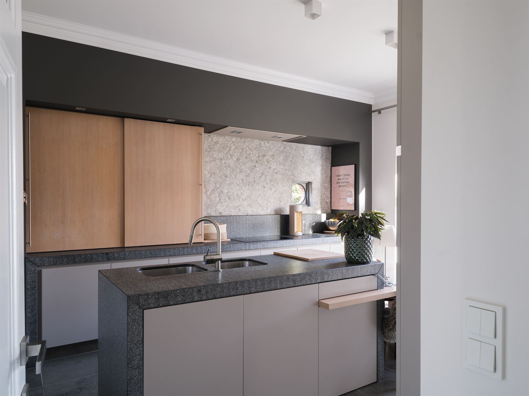 Welkom in deze stijlvol gerenoveerde en volledig instapklare woning op een perceel van 1.583 m², in het hart van Bottelare aan de poort van de Vlaams...