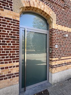 Welkom in deze stijlvol gerenoveerde en volledig instapklare woning op een perceel van 1.583 m², in het hart van Bottelare aan de poort van de Vlaams...