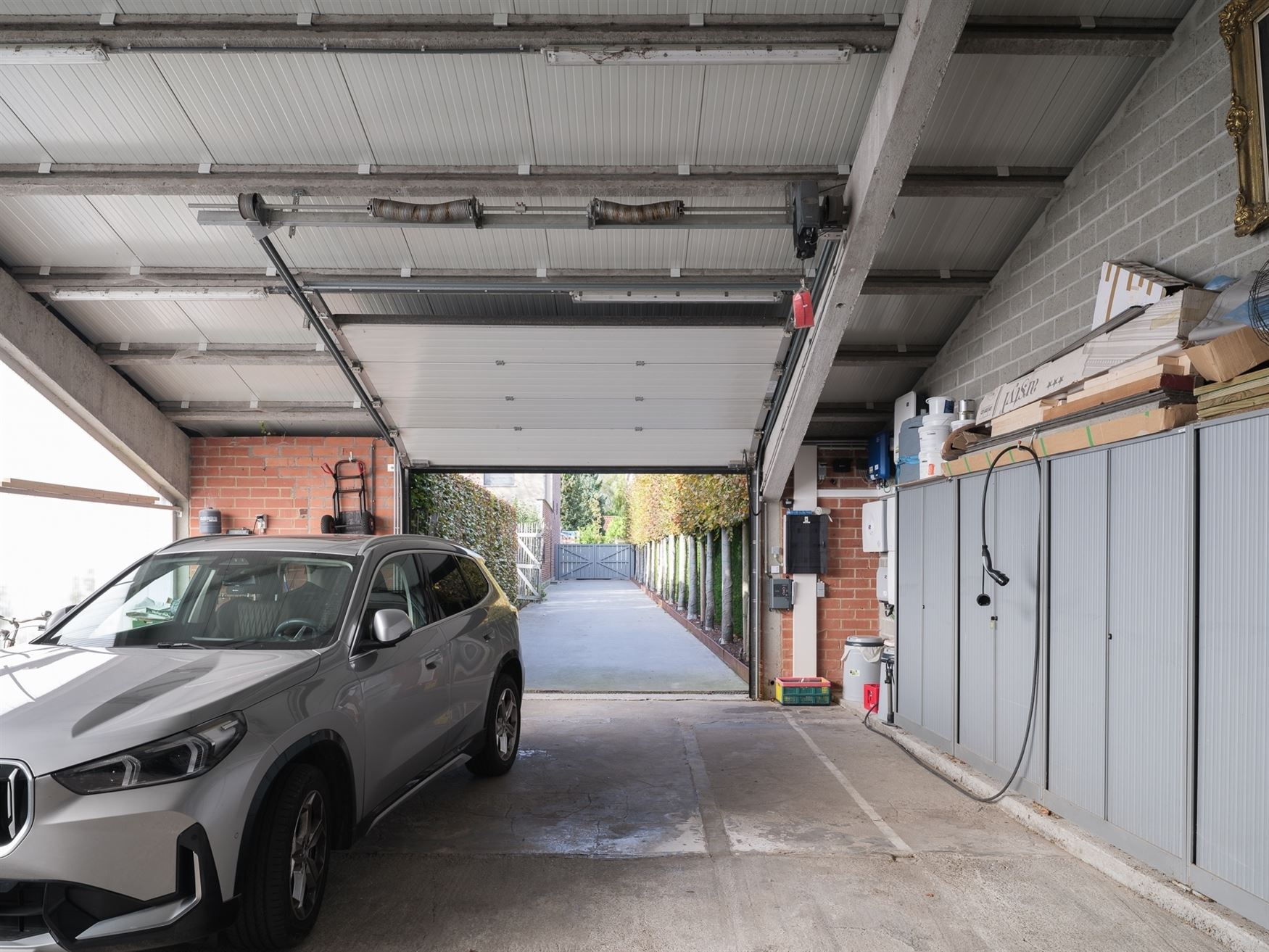 Welkom in deze stijlvol gerenoveerde en volledig instapklare woning op een perceel van 1.583 m², in het hart van Bottelare aan de poort van de Vlaams...