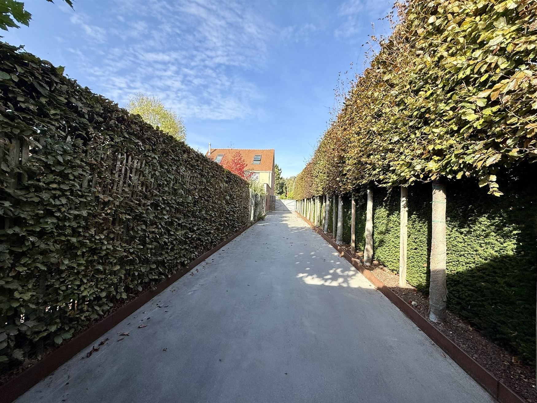 Welkom in deze stijlvol gerenoveerde en volledig instapklare woning op een perceel van 1.583 m², in het hart van Bottelare aan de poort van de Vlaams...