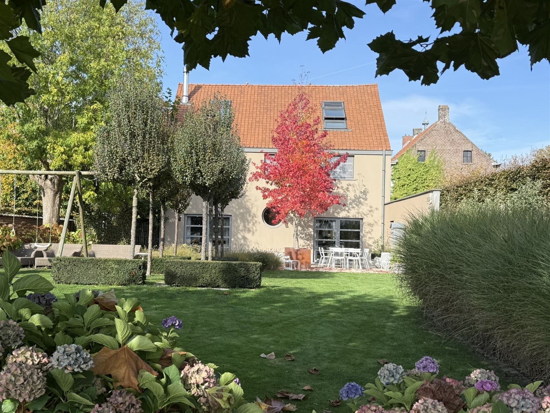 Welkom in deze stijlvol gerenoveerde en volledig instapklare woning op een perceel van 1.583 m², in het hart van Bottelare aan de poort van de Vlaams...