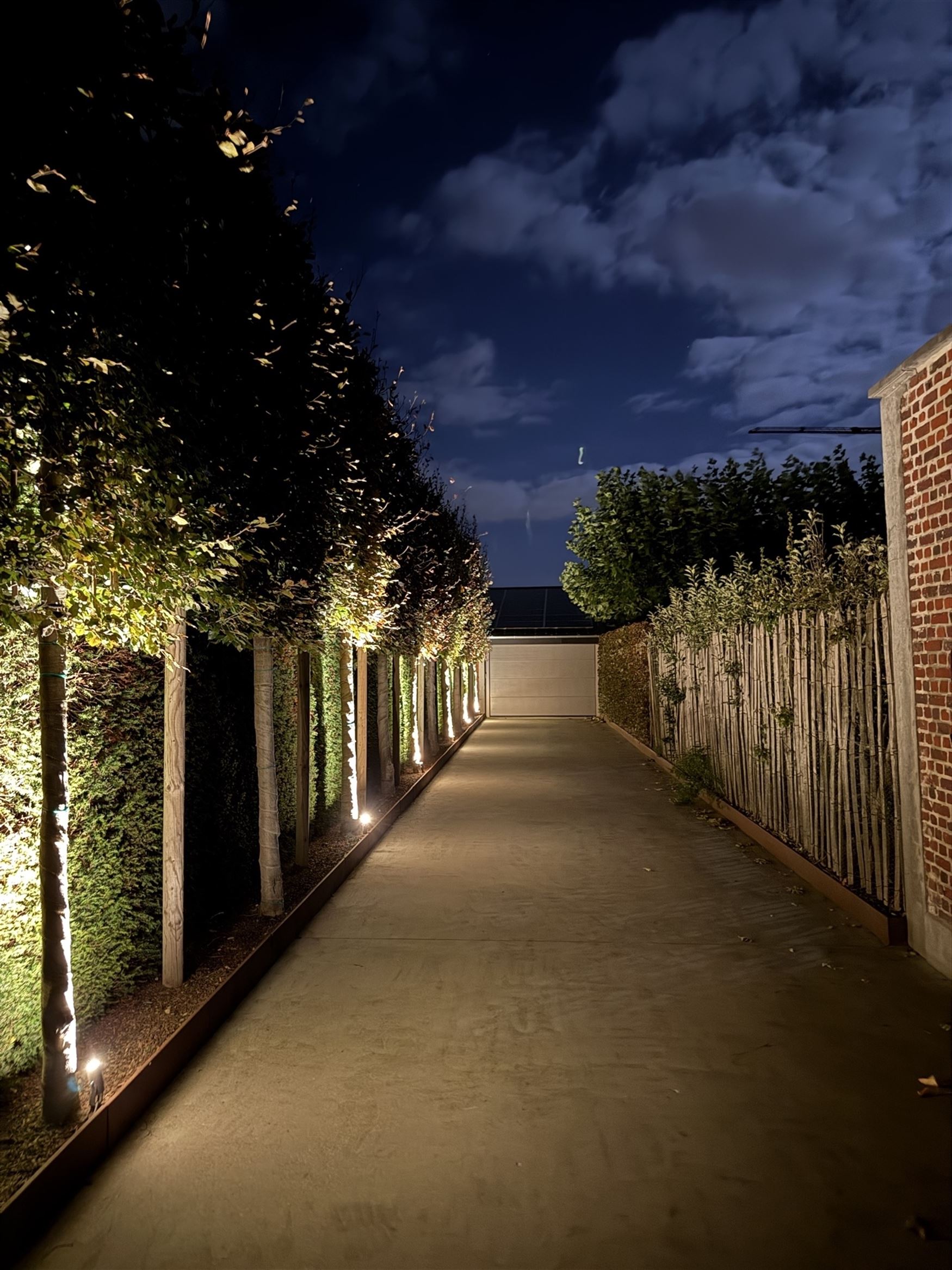 Welkom in deze stijlvol gerenoveerde en volledig instapklare woning op een perceel van 1.583 m², in het hart van Bottelare aan de poort van de Vlaams...