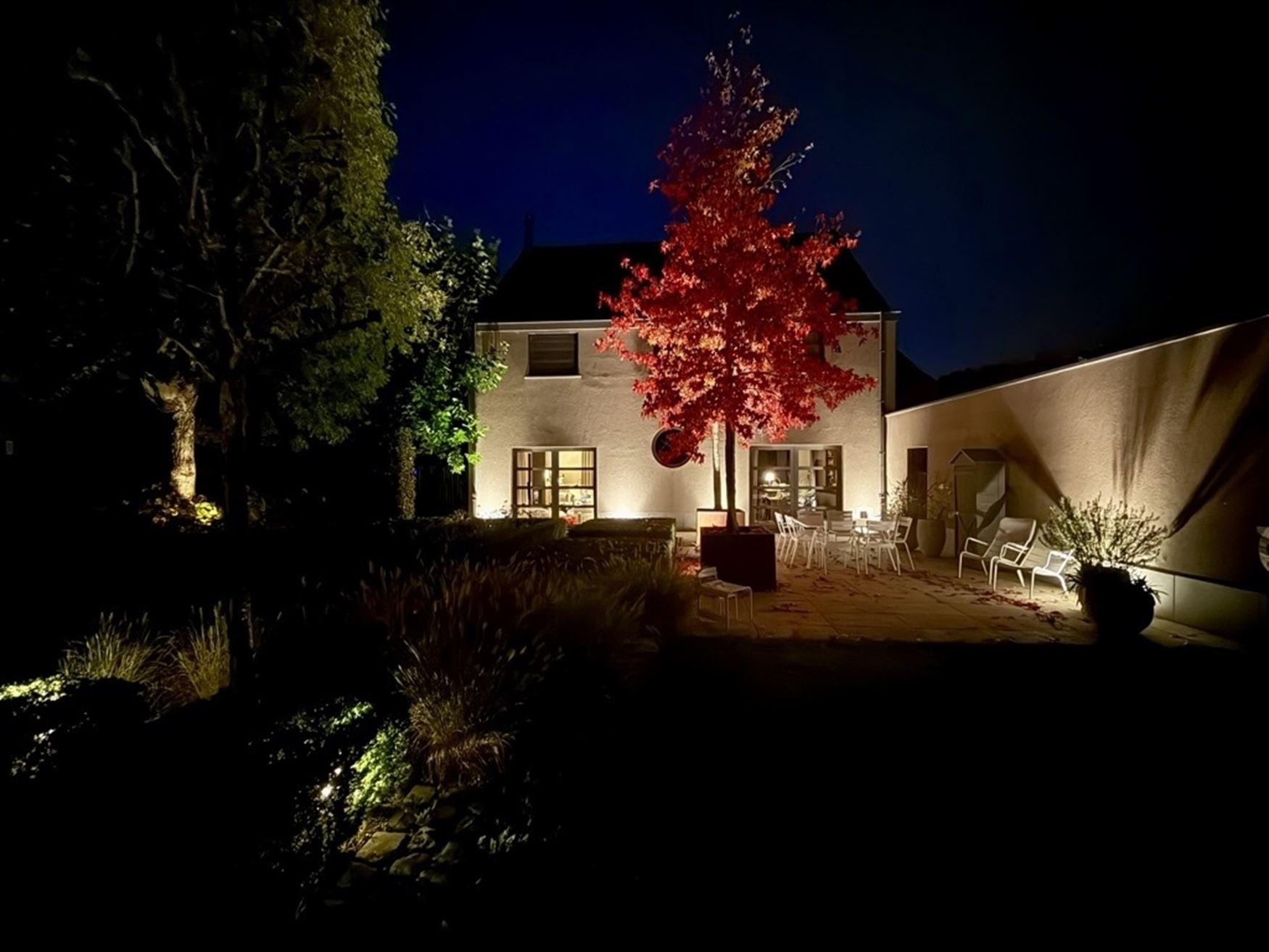 Welkom in deze stijlvol gerenoveerde en volledig instapklare woning op een perceel van 1.583 m², in het hart van Bottelare aan de poort van de Vlaams...