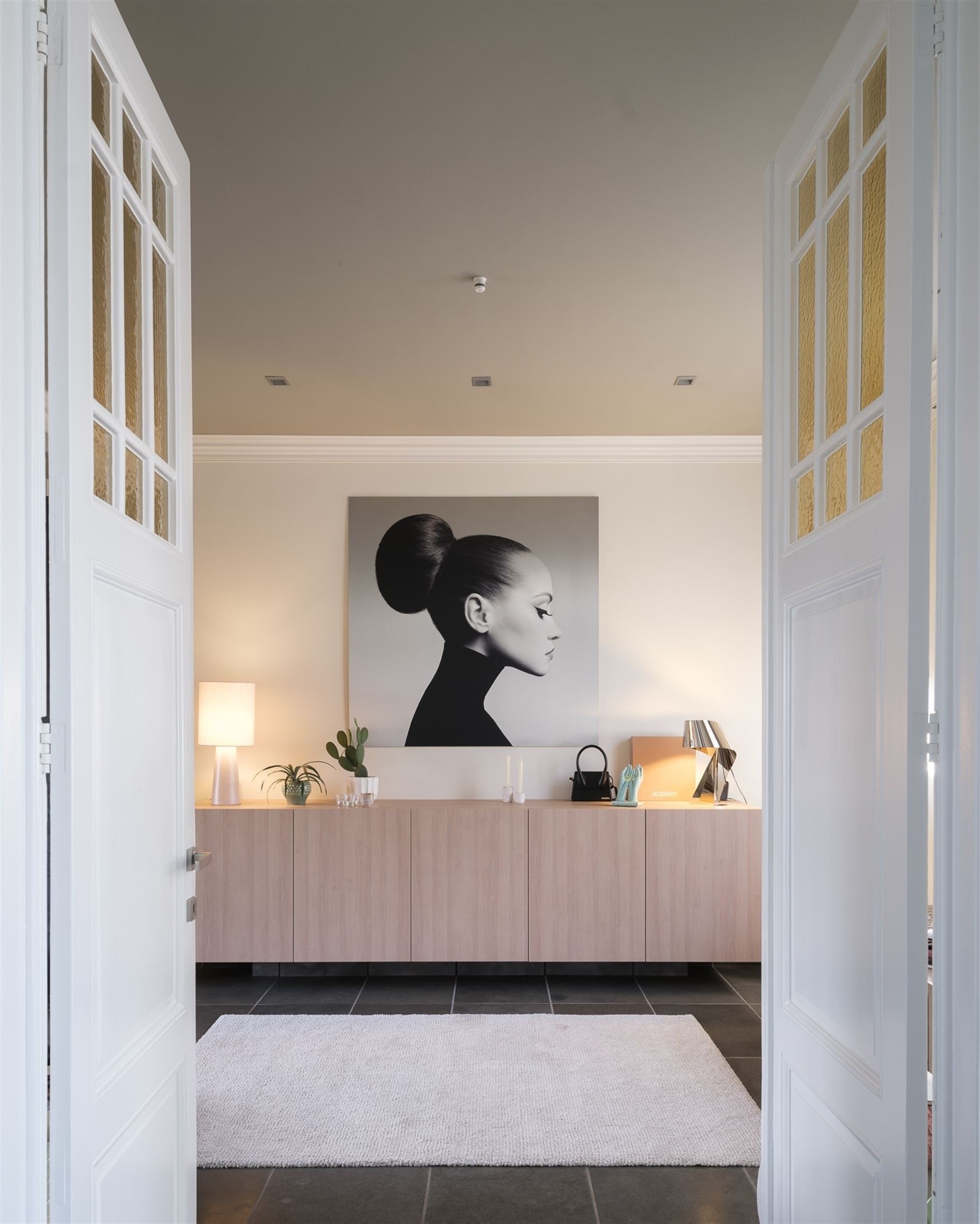 Welkom in deze stijlvol gerenoveerde en volledig instapklare woning op een perceel van 1.583 m², in het hart van Bottelare aan de poort van de Vlaams...