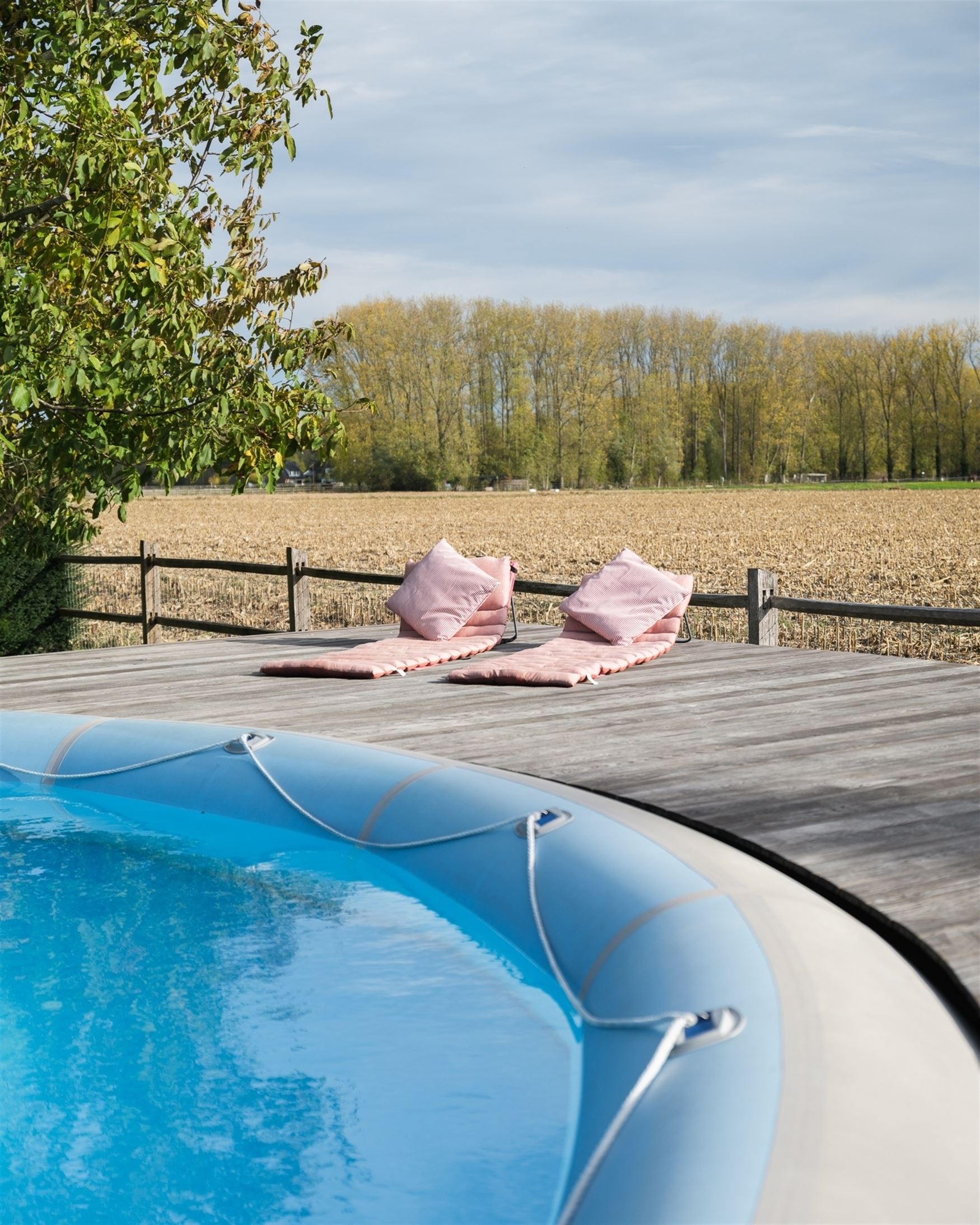 Welkom in deze stijlvol gerenoveerde en volledig instapklare woning op een perceel van 1.583 m², in het hart van Bottelare aan de poort van de Vlaams...
