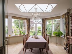 Ontdek deze uitzonderlijk charmante Franse villa in de rustige en residentiële Opperhofstraat in Drongen, op slechts enkele passen van het idyllische...