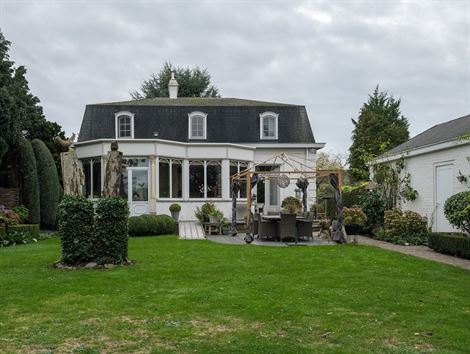 Ontdek deze uitzonderlijk charmante Franse villa in de rustige en residentiële Opperhofstraat in Drongen, op slechts enkele passen van het idyllische...