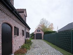 In een rustige doodlopende straat, in een kindvriendelijke woonwijk, vind je deze ruime en instapklare gezinswoning. De lichtrijke leefruimte sluit na...