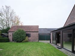 In een rustige doodlopende straat, in een kindvriendelijke woonwijk, vind je deze ruime en instapklare gezinswoning. De lichtrijke leefruimte sluit na...