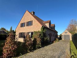 In een rustige doodlopende straat, in een kindvriendelijke woonwijk, vind je deze ruime en instapklare gezinswoning. De lichtrijke leefruimte sluit na...