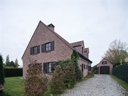 In een rustige doodlopende straat, in een kindvriendelijke woonwijk, vind je deze ruime en instapklare gezinswoning. De lichtrijke leefruimte sluit na...