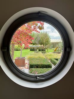 Welkom in deze stijlvol gerenoveerde en volledig instapklare woning op een perceel van 1.583 m², in het hart van Bottelare aan de poort van de Vlaams...