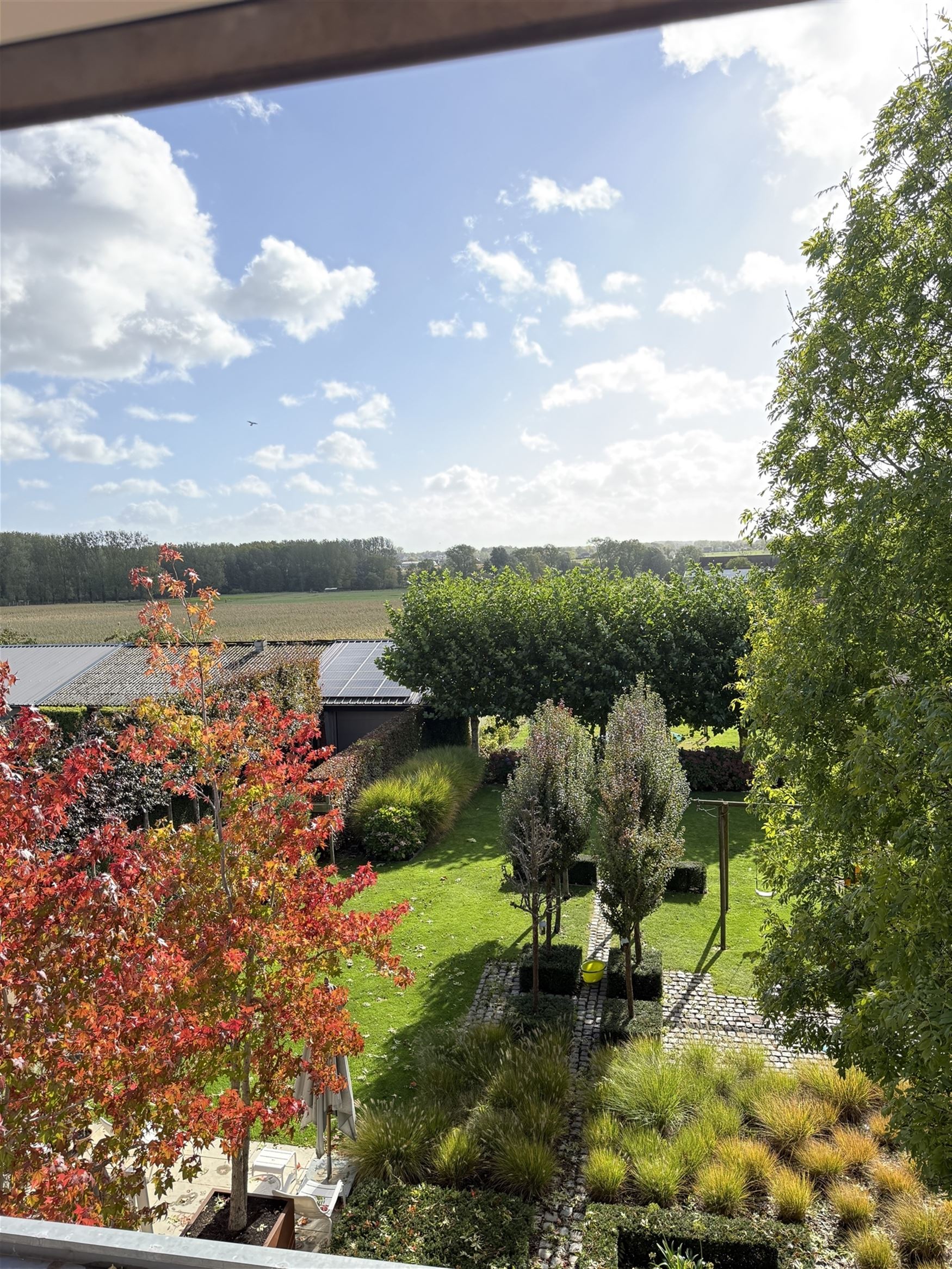 Welkom in deze stijlvol gerenoveerde en volledig instapklare woning op een perceel van 1.583 m², in het hart van Bottelare aan de poort van de Vlaams...