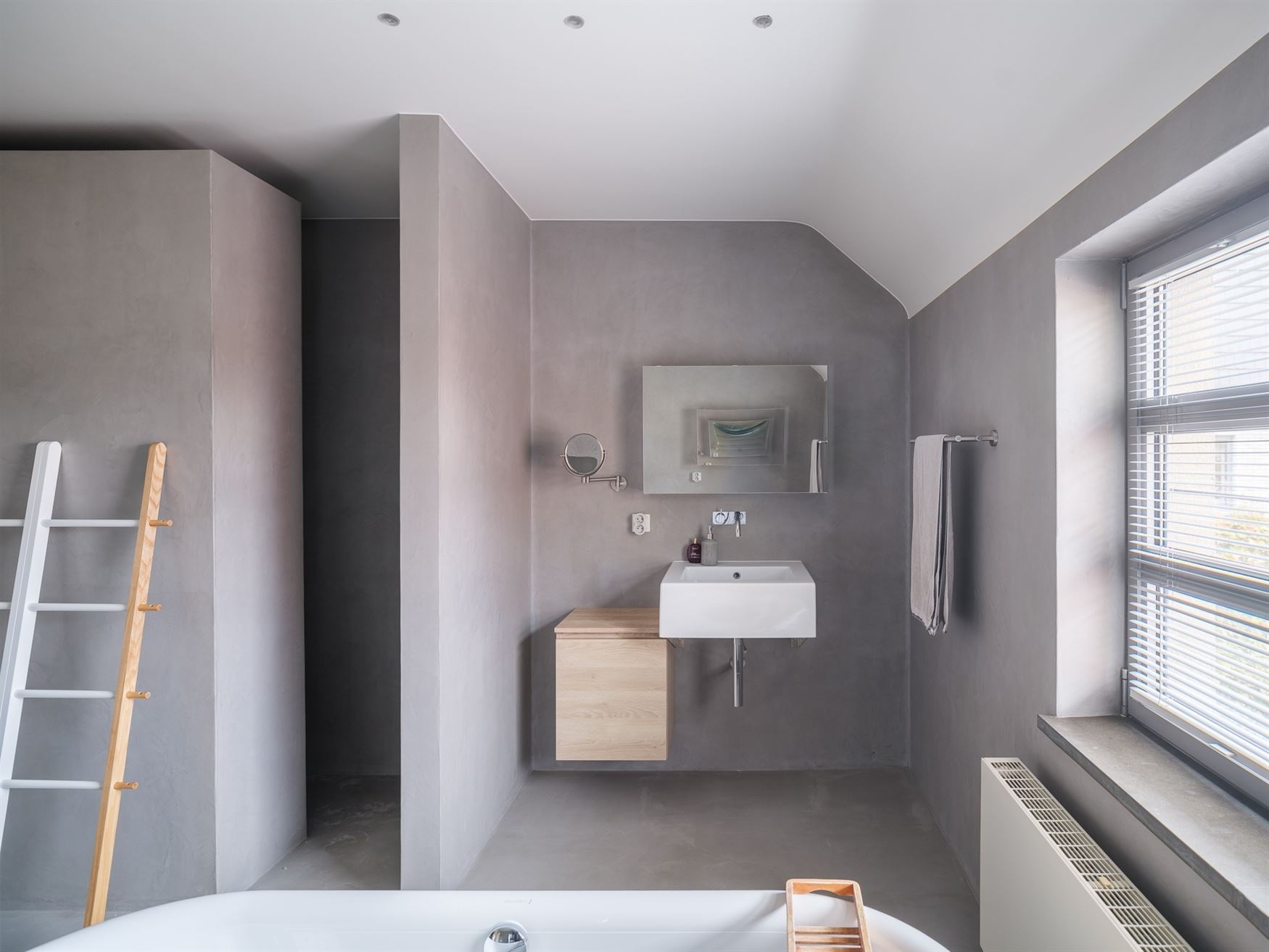 Welkom in deze stijlvol gerenoveerde en volledig instapklare woning op een perceel van 1.583 m², in het hart van Bottelare aan de poort van de Vlaams...