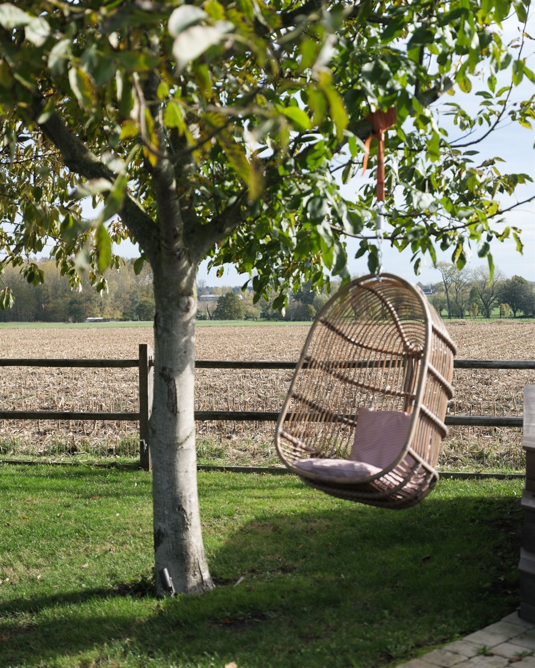 Welkom in deze stijlvol gerenoveerde en volledig instapklare woning op een perceel van 1.583 m², in het hart van Bottelare aan de poort van de Vlaams...