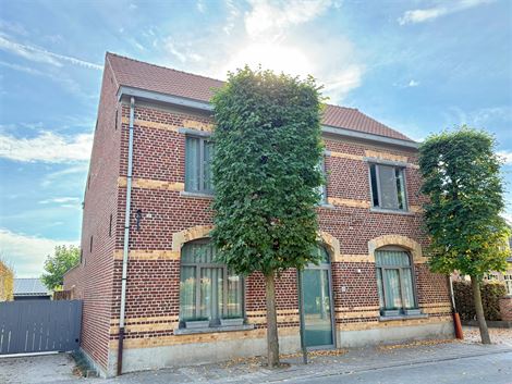Welkom in deze stijlvol gerenoveerde en volledig instapklare woning op een perceel van 1.583 m², in het hart van Bottelare aan de poort van de Vlaams...