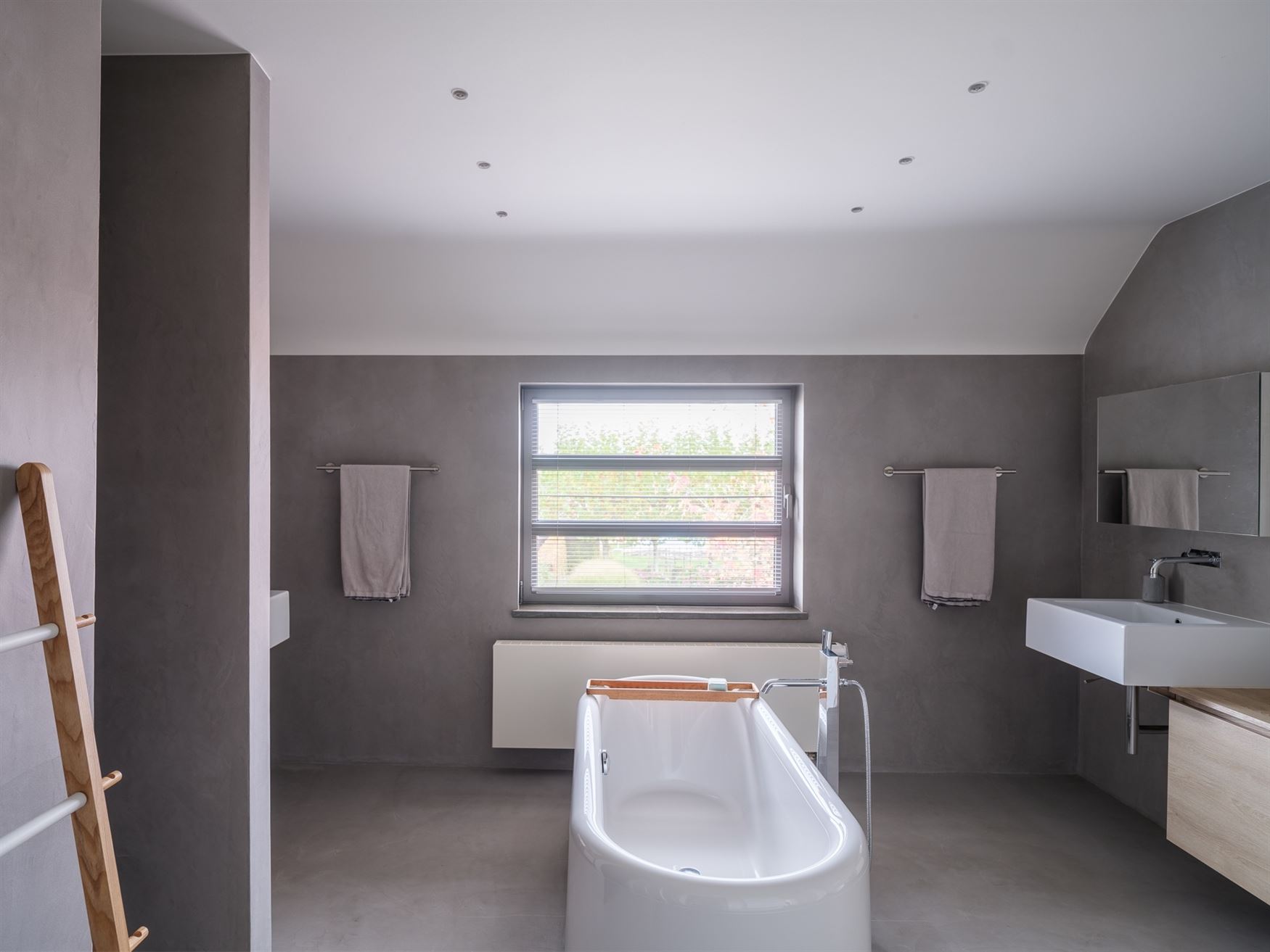 Welkom in deze stijlvol gerenoveerde en volledig instapklare woning op een perceel van 1.583 m², in het hart van Bottelare aan de poort van de Vlaams...