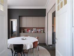 Welkom in deze stijlvol gerenoveerde en volledig instapklare woning op een perceel van 1.583 m², in het hart van Bottelare aan de poort van de Vlaams...