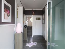 Welkom in deze stijlvol gerenoveerde en volledig instapklare woning op een perceel van 1.583 m², in het hart van Bottelare aan de poort van de Vlaams...