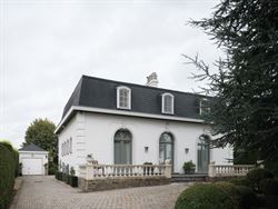 Ontdek deze uitzonderlijk charmante Franse villa in de rustige en residentiële Opperhofstraat in Drongen, op slechts enkele passen van het idyllische...