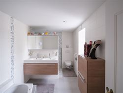 Ontdek deze uitzonderlijk charmante Franse villa in de rustige en residentiële Opperhofstraat in Drongen, op slechts enkele passen van het idyllische...