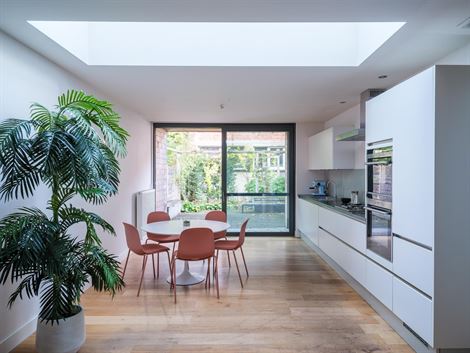 In het hart van de populaire UZ-wijk van Gent wacht deze volledig gerenoveerde woning op haar nieuwe bewoners. Dankzij de grondige renovatie in 2009, ...