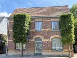 Welkom in deze stijlvol gerenoveerde en volledig instapklare woning op een perceel van 1.583 m², in het hart van Bottelare aan de poort van de Vlaams...