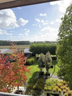 Welkom in deze stijlvol gerenoveerde en volledig instapklare woning op een perceel van 1.583 m², in het hart van Bottelare aan de poort van de Vlaams...